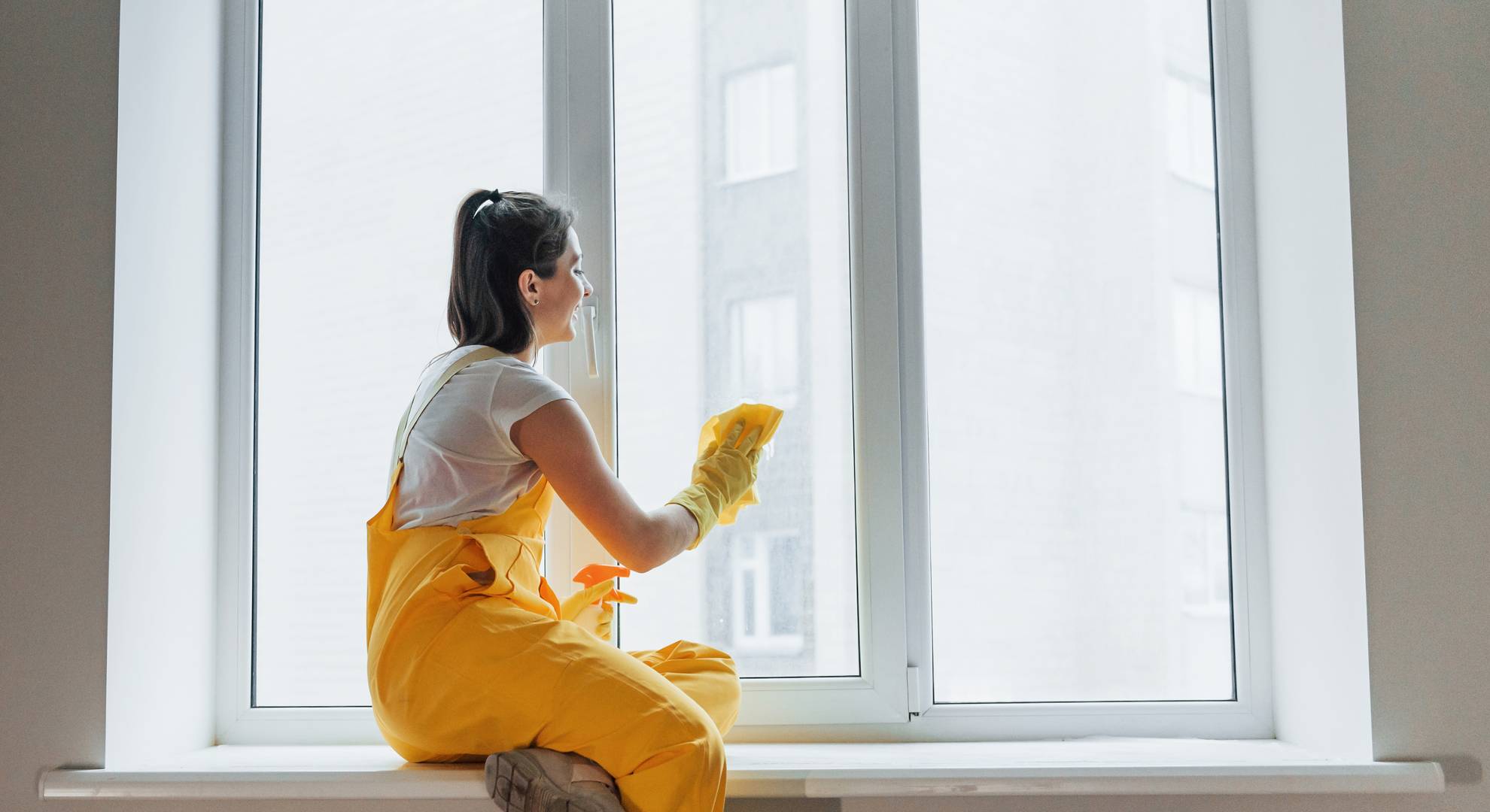 2400-hemmafru-i-gul-enhetlig-rengoring-fonster-hus-renovering-uppfattning