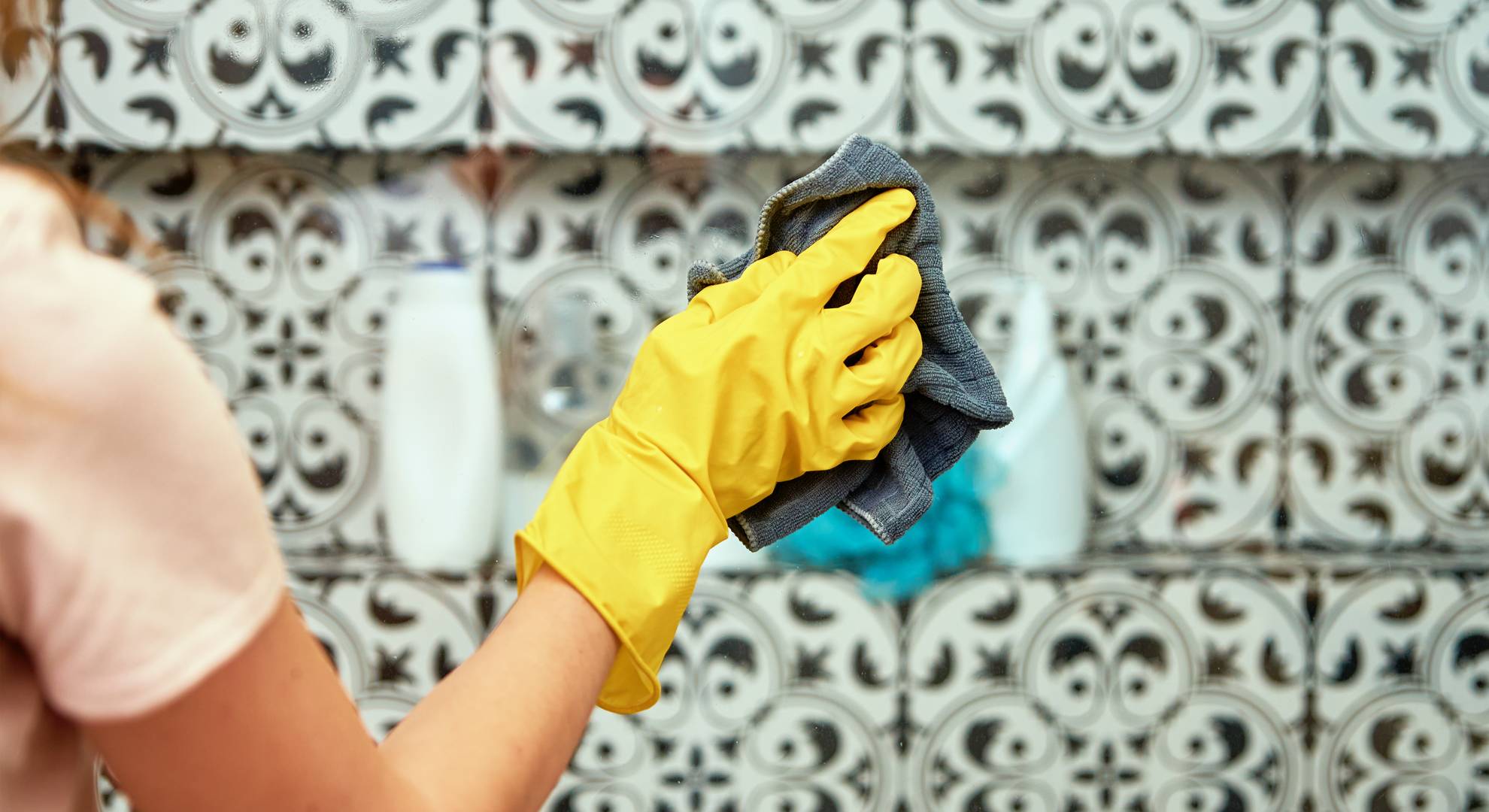 2400-kvinna-i-gul-sudd-handskar-rengor-glas-badrum-dusch-hytt