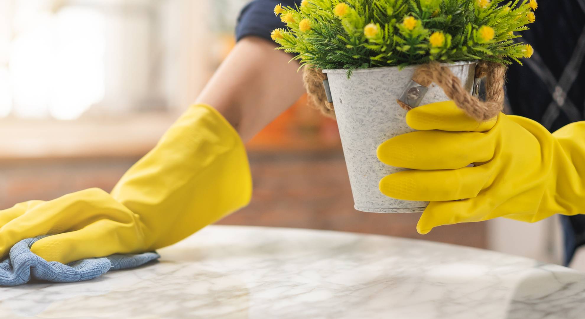 2400-rengoring-hygien-hand-av-hembitrade-servitris-kvinna-bar-gul-skyddande-handskar-medan-rengoring-ta-ut-blomkruka-fran-tabell-och-anvander-sig-av-bla-trasa-avtorkning-till-damm-h